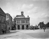 80428 Gezicht op het politiebureau bij de Wittevrouwenbrug (Wittevrouwenstraat 44) te Utrecht, met een passerende ...